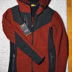 Takki hupulla punamusta