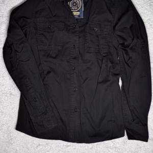 Musta pitkähihainen kauluspaita